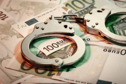 Geldwäsche Handcuffs and Euro banknotes